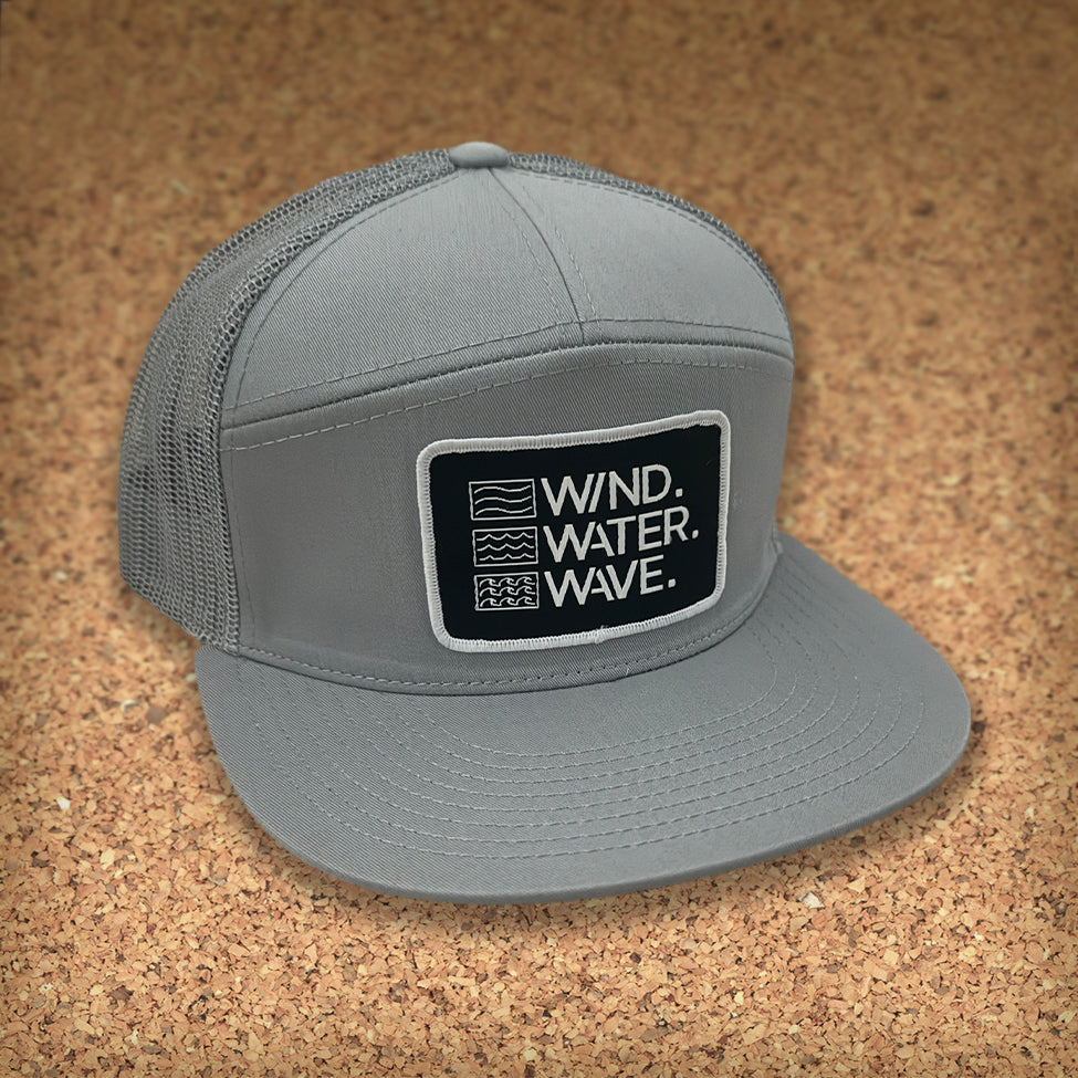 7-PANEL TRUCKER W/PATCH // GREY