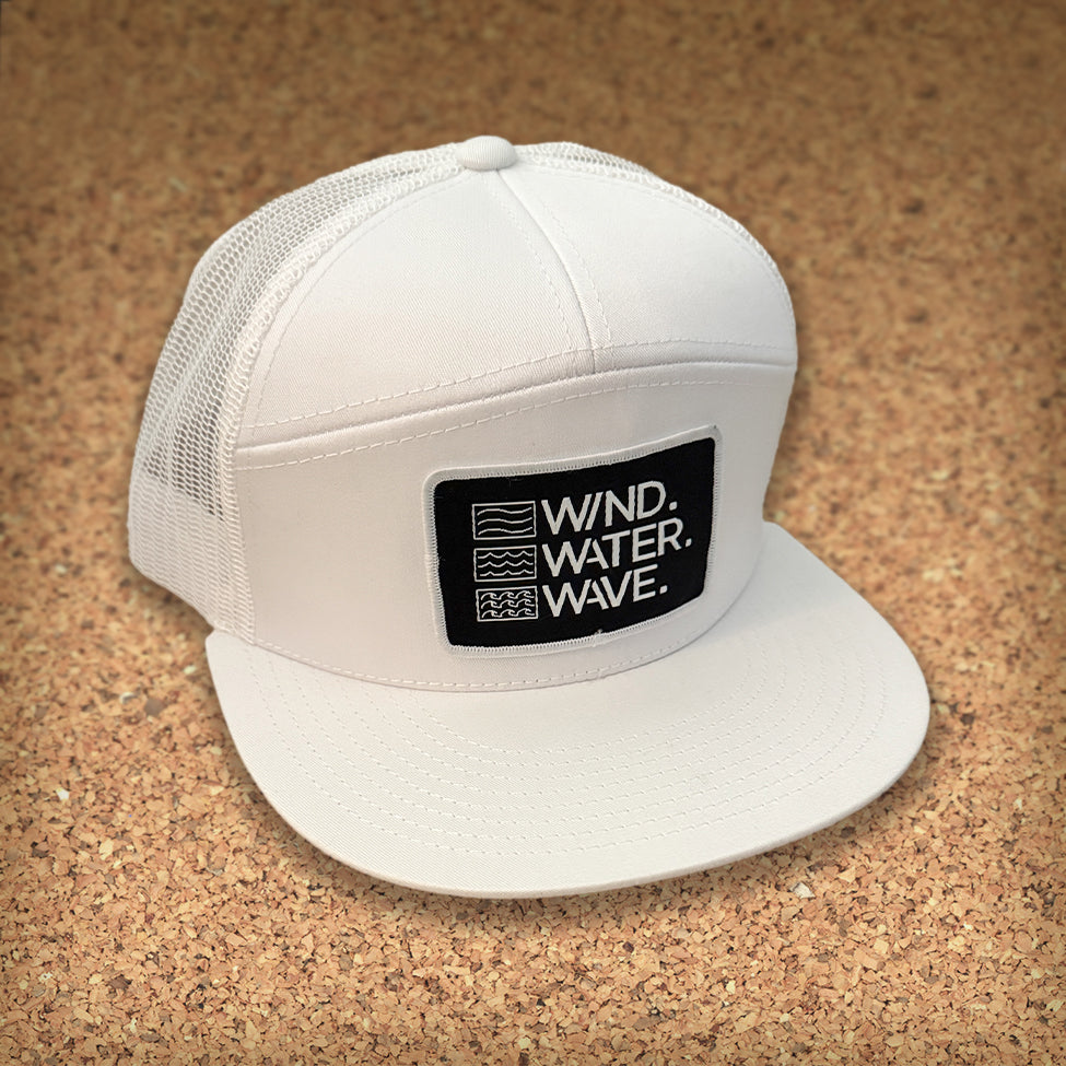 7-PANEL TRUCKER W/PATCH // WHITE