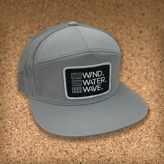 7-PANEL TRUCKER W/PATCH // GREY
